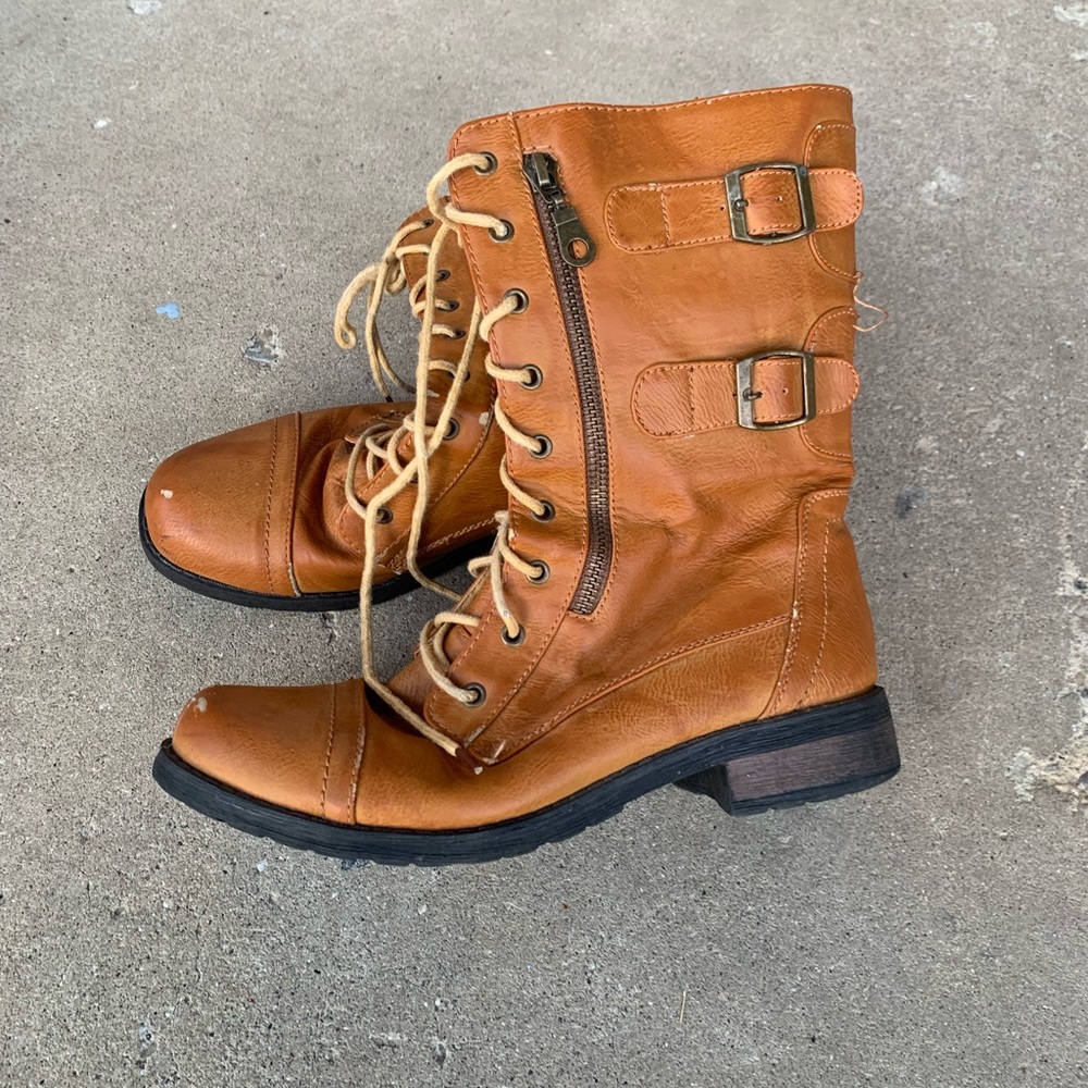 Size 7 1/2 Tan Combat boots (SCUFFED TOE SO BEST OFFER)